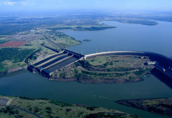 Após crise, Paraguai e Brasil cancelam acordo sobre energia de Itaipu