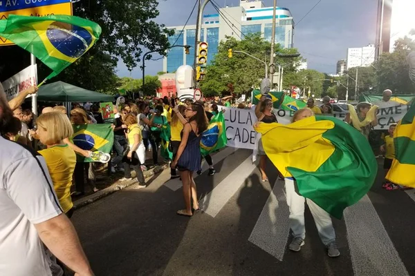 Com pixulecos e bateria, manifestantes pedem condenação de Lula
