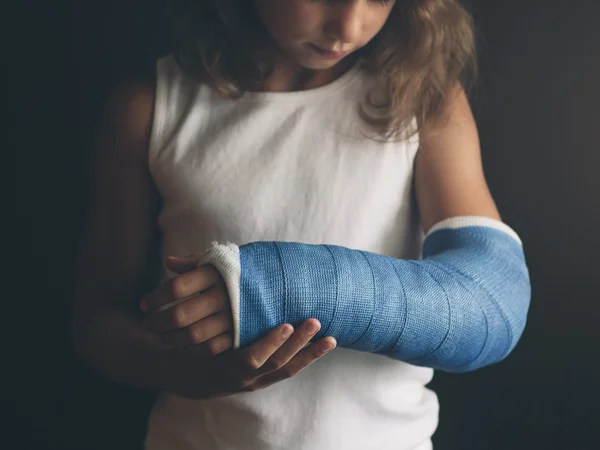 Foto colorida de menina com o braço engessado. Imagem ilustrativa - Metrópoles