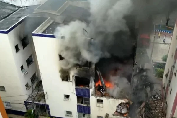 Explosão de gás causa incêndio em Salvador;