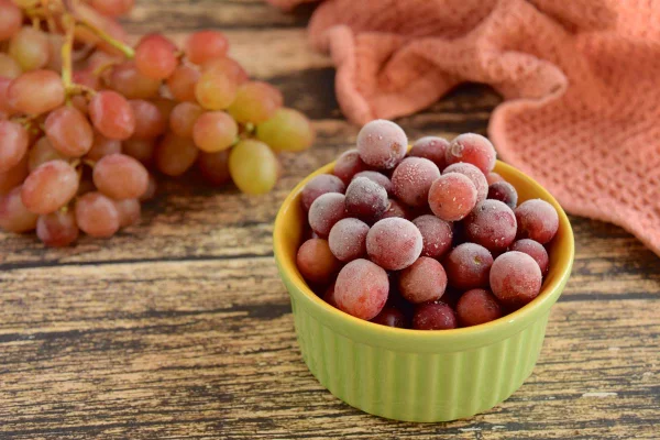 Foto colorida de uvas congeladas - Metrópoles