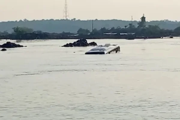 Imagem colorida, Vídeo: onibus cai no rio Tocantins e condutor morre preso no bagageiro - Metrópoles