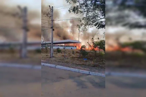 Foto colorida de incendio em terminal