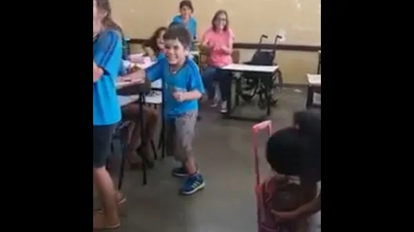 Vídeo emociona ao mostrar garoto com paralisia andando pela 1ª vez