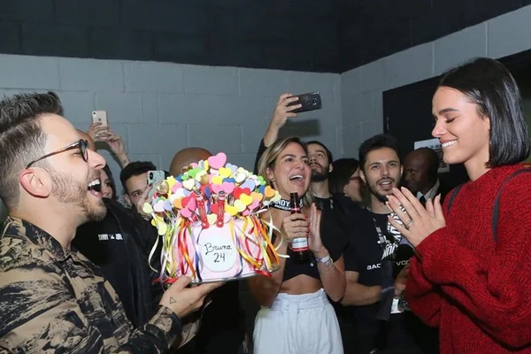 Em festa surpresa, Bruna Marquezine ganha bolo de Junior Lima