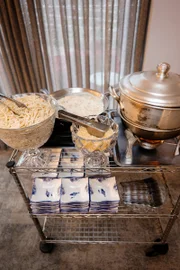 Buffet com opções de Fettuccine ao molho alfredo