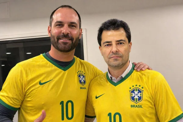 Ex-ministro de Bolsonaro posta foto com Eduardo e diz ter usado IA - Metrópoles