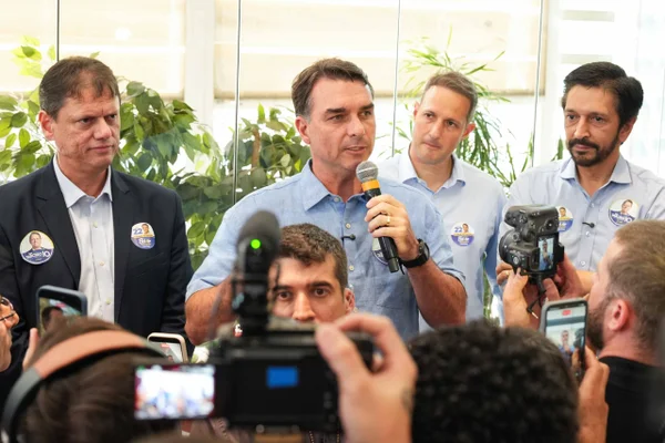 Com Tarcísio, Flávio fala em ser “presidente de transição”