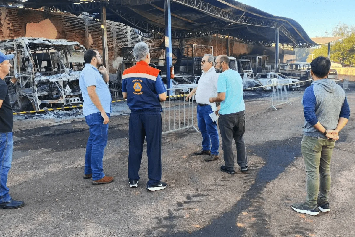A garagem municipal da Prefeitura de Trabiju, no interior de São Paulo, foi atingida por um incêndio de grandes proporções durante a madrugada desta terça-feira (28/7) A garagem municipal da Prefeitura de Trabiju, no interior de São Paulo, foi atingida por um incêndio de grandes proporções durante a madrugada desta terça-feira (28/7)