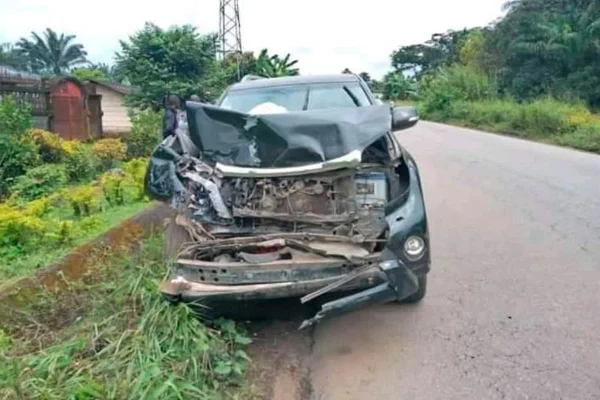Eto’o sofre acidente em Camarões e frente do carro fica destruída