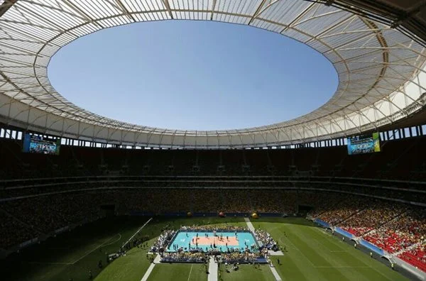 Torcedor enfrenta fila para assistir vôlei do Brasil no Mané Garrincha - imagem 13 Torcedor enfrenta fila para assistir vôlei do Brasil no Mané Garrincha - imagem 13