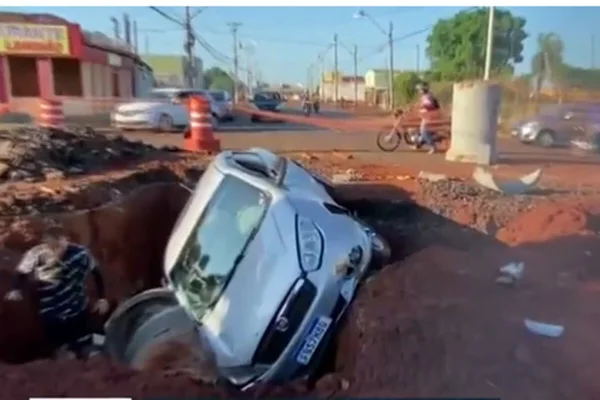 Motorista entra em via interditada por obras e carro cai em cratera