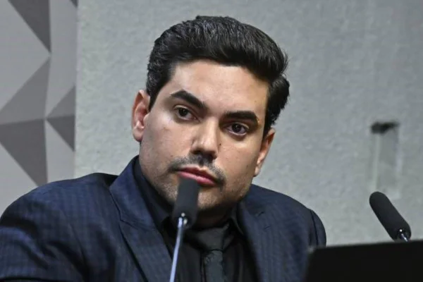 foto colorida de Felipe Macedo Gomes na CPMI do INSS