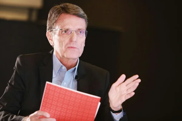 ABI elege novo comando nacional e Hélio Doyle assume a entidade no DF