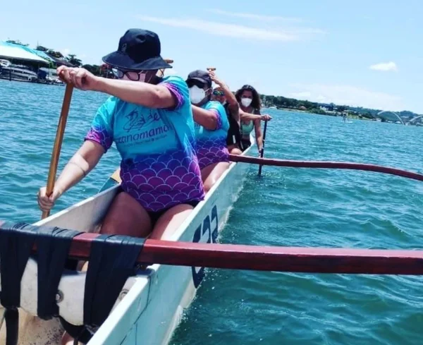Mulheres fazem aula de remo no Lago Paranoá