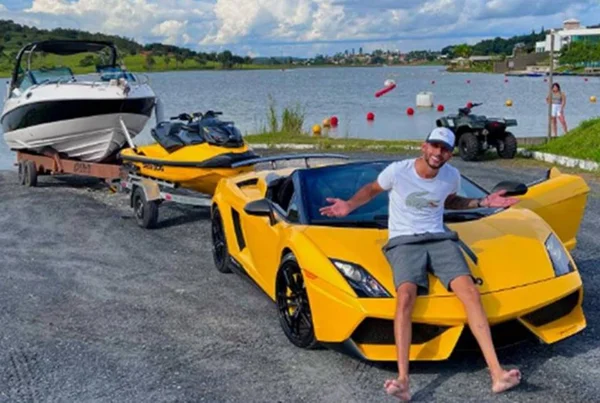 homem com Lamborghini e lancha