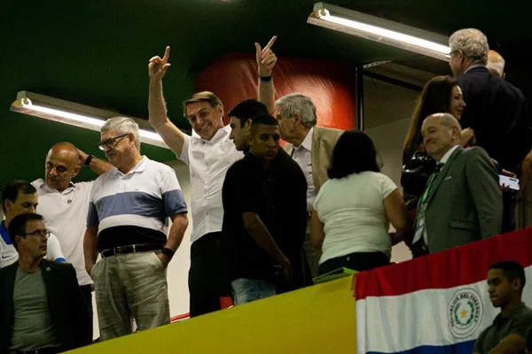 No DF, Bolsonaro marca presença na partida Itália x Paraguai
