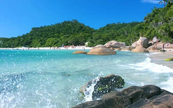 praia de águas azuis em santa catarina
