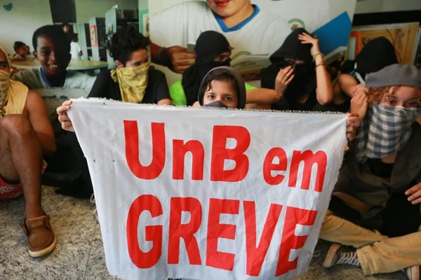 Servidores e terceirizados da UnB decidem manter greve