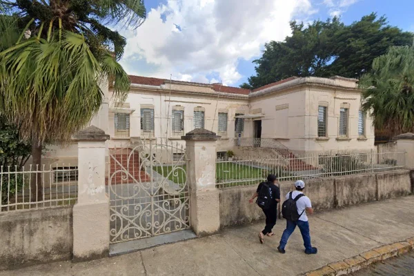 Imagem colorida mostra fachada de escola onde adolescente foi apreendido. Metrópoles