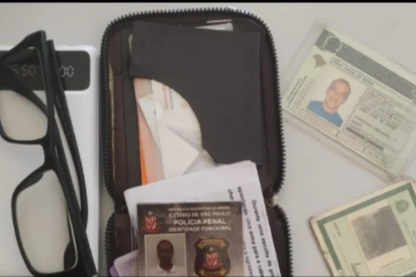 Foto colorida de documentos de policial penal desaparecido encontrados longe do corpo.