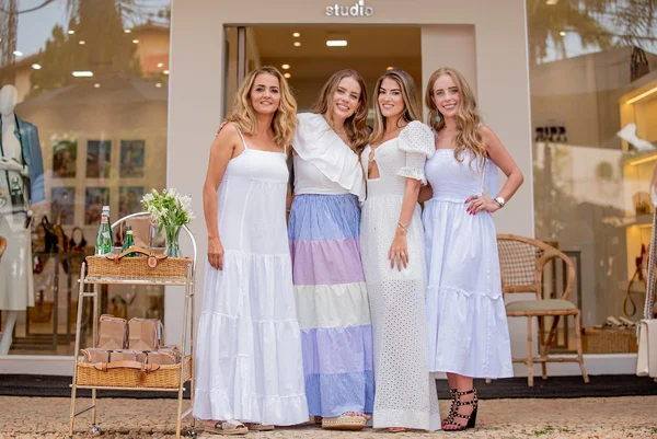 Brasília (DF), 03/12/2020. Viviane Zebral, Paula Ávila, Isabella e Ana Teresa Koenigkan realizam almoço na loja Confraria e Quatro. Foto: Jacqueline Lisboa/Especial Metrópoles