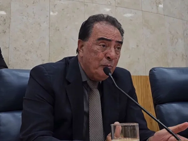 Foto colorida mostra Adilson Armando Carvalho Amadeu discursando na Câmara Municipal