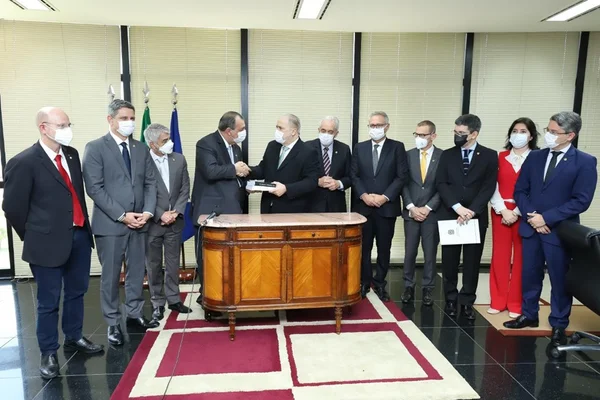 Aras recebe integrantes da CPI da Covid-19 com relatório final da comissão