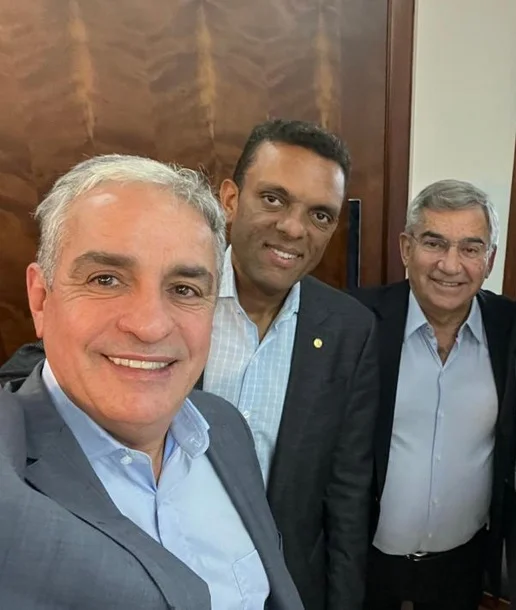 Deputados André Ceciliano (PT-RJ) e Otoni de Paula (MDB-RJ) ao lado do ex-ministro Gilberto Carvalho