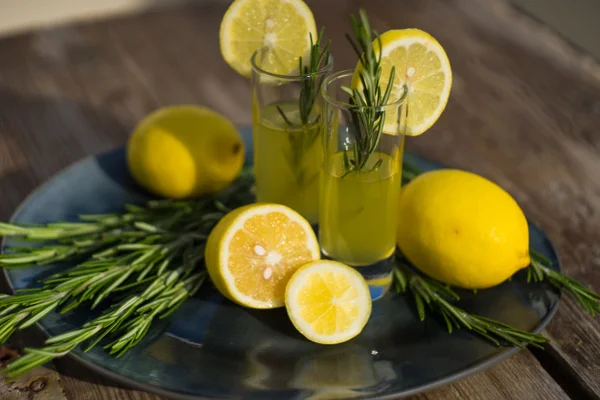 Faça você mesmo: confira o passo a passo do limoncello caseiro