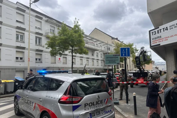 Imagem colorida de policiais na rua da França