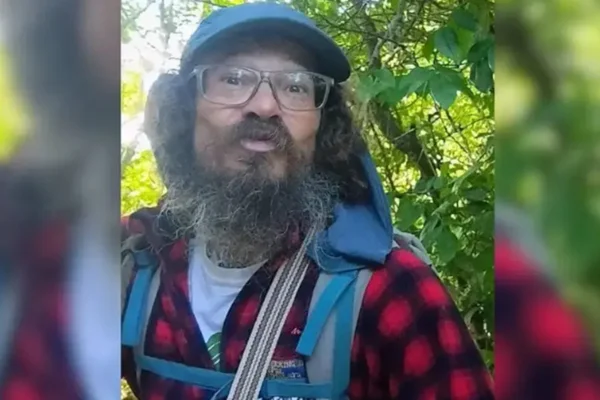 Imagem colorida de homem usando boné