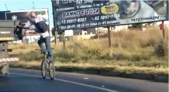 goias homem pega rabeira em caminhão