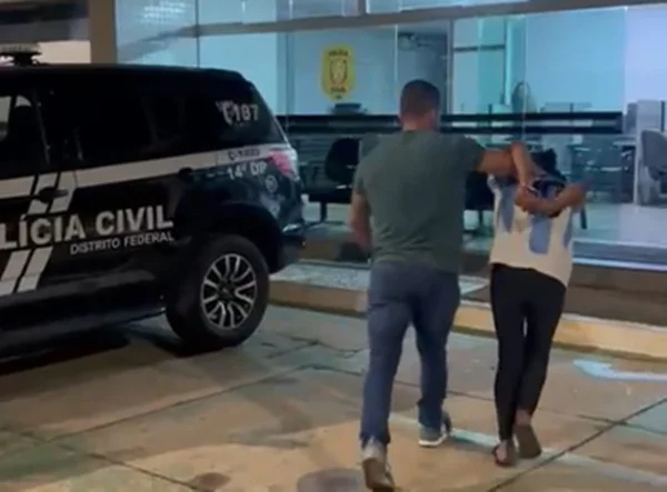 Mulher sendo presa pela PCDF