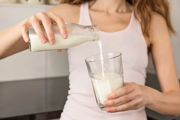Jovem tenta envenenar marido com leite e acaba matando 15 pessoas