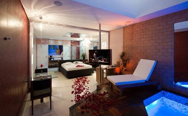 Para quem gosta do glamour de Nova York, uma noite na suíte Manhattan, do Playtime, é a pedida ideal. Inspirado no espírito nova-iorquino, o quarto tem teto retrátil, piscina e circuito audiovisual. Para passar 4 horas, R$ 270 de segunda a quinta e R$ 325 de sexta a domingo Para quem gosta do glamour de Nova York, uma noite na suíte Manhattan, do Playtime, é a pedida ideal. Inspirado no espírito nova-iorquino, o quarto tem teto retrátil, piscina e circuito audiovisual. Para passar 4 horas, R$ 270 de segunda a quinta e R$ 325 de sexta a domingo