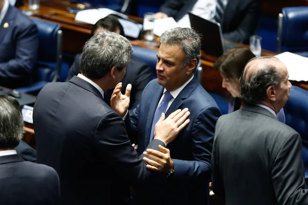 Aécio retoma presidência do PSDB e tenta evitar saída do governo