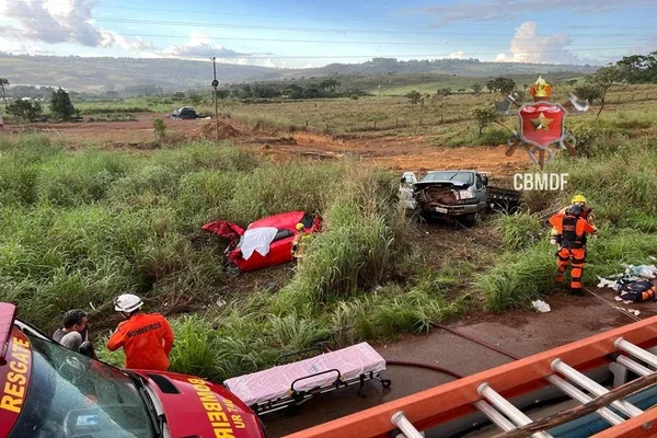 Jovem morre ao colidir carro contra caminhão em Brazlândia