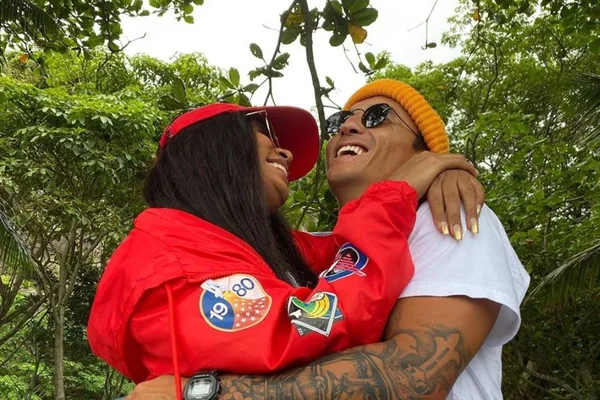Após rumores, Naka esclarece relação que vive com MC Rebecca