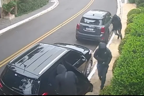 Criminosos deixaram o local em um carro