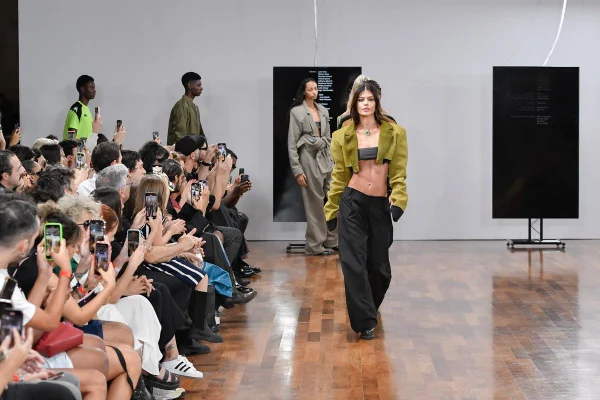 Vitória Strada desfilando para a marca Forca Studio no SPFW N57 - Metrópoles