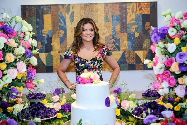 Lorena Furtado celebra aniversário com festa florida e amigas queridas