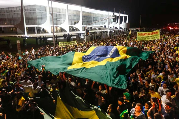 Crise política inspira roteiro fantástico