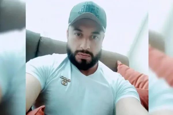 Homem de blusa branca usando boné