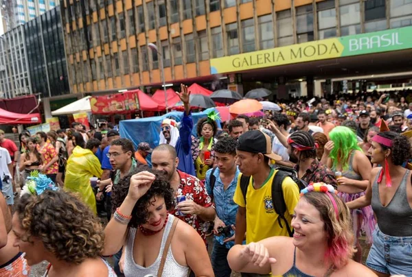 Carnaval 2020: mesmo debaixo de chuva, público curte Aparelhinho