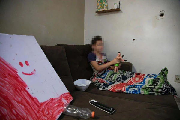 Marcas de tiros na casa de menino, de 9 anos, onde dois jovens foram mortos