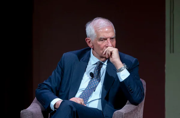 Imagem colorida mostra o chefe da diplomacia da União Europeia, Josep Borrell, com a mão na boca - Metrópoles