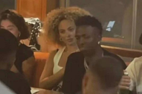 Vinícius Jr. é flagrado com suposto affair em restaurante no Catar