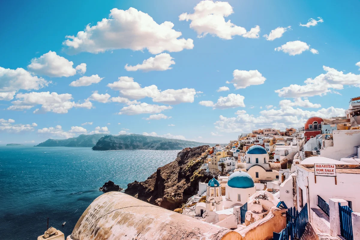 Vila de Oia, na ilha de Santorini, na Grécia Vila de Oia, na ilha de Santorini, na Grécia