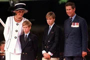 Diana e Charles ao lado dos dois filhos, Harry e William Diana e Charles ao lado dos dois filhos, Harry e William